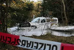 Sechs Insassen wurden verletzt, als ein Flugzeug auf dem Flugplatz H&ouml;xter abst&uuml;rzte. - &copy; FOTO: BURKHART BATTRAN