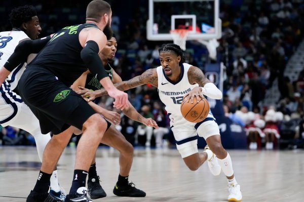 Nach seiner Sperre steht NBA-Star Ja Morant wieder auf dem Platz. - © Gerald Herbert/AP