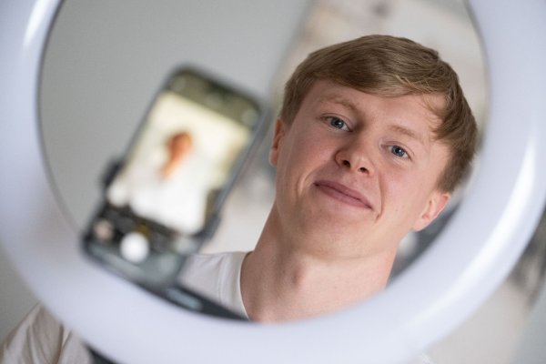 Der Influencer Liam Carpenter ist inzwischen hauptberuflich Content Creator. - © Marijan Murat/dpa