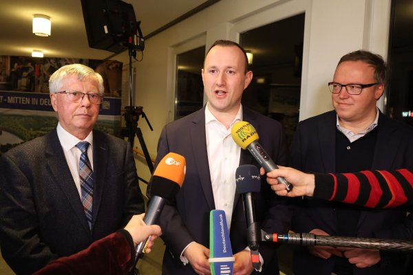 Thomas Fühmann (l-r, CDU), scheidender Landrat, Christian Herrgott (CDU), Wahlsieger, und Mario Voigt, CDU-Vorsitzender in Thüringen zeigen sich erleichtert nach der Bekanntgabe der Ergebnisse. - © Bodo Schackow/dpa