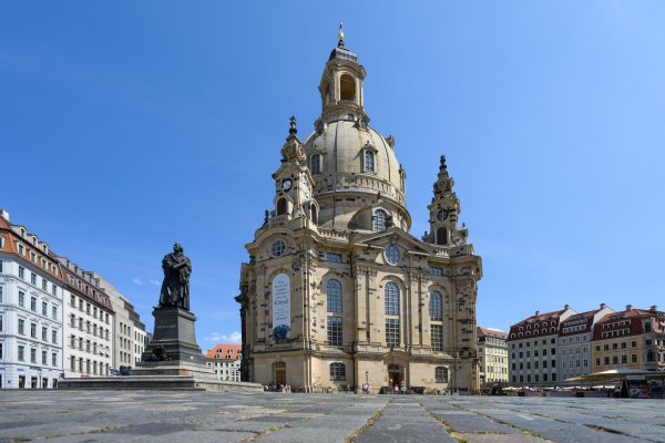 Die Frauenkirche und das Martin-Luther-Denkmal in Dresden. - © Robert Michael/dpa