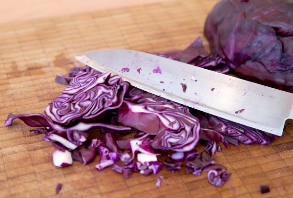 Rotkohl schneiden - © Foto: Florian Schuh/dpa-tmn