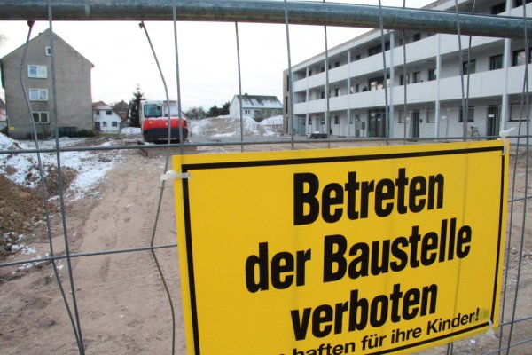 Platz für Neues: An der Händelstraße sind über den Winter die Bagger angerückt. Die Wohnbau hat gleich zwei Blocks abgerissen, um im Frühjahr mit dem Bau eines neuen Gebäudes zu starten. - © Till Brand