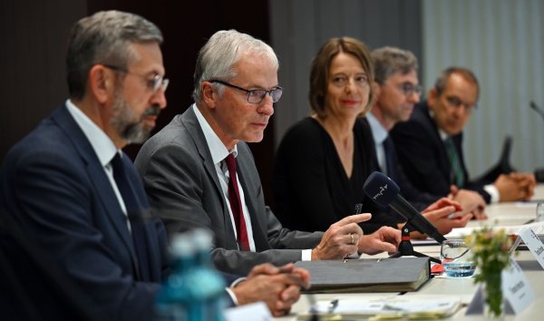Wie umgehen mit Rechtsreferendaren, bei denen Zweifel an der Verfassungstreue besteht? Unter anderem mit dieser Frage haben sich die Präsidentinnen und Präsidenten der Oberlandesgerichte, des Kammergerichts, des Bayerischen Obersten Landesgerichts und des Bundesgerichtshofs bei ihrer Jahrestagung in Weimar beschäftigt. - © Martin Schutt/dpa