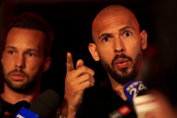 Die Tate Brothers: links Tristan, rechts Andrew. - © Vadim Ghirda/AP/dpa