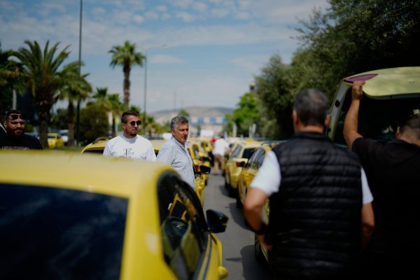 Gegen Uber und Preisvorschriften: Athener Taxifahrer. - © Petros Giannakouris/AP/dpa
