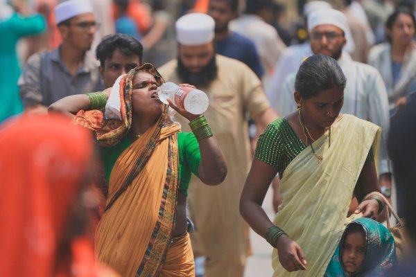 Experten erwarten, dass auch die kommenden Jahre warm werden - das bleibt nicht ohne Folgen. (Archivbild) - © Mahesh Kumar A./AP/dpa