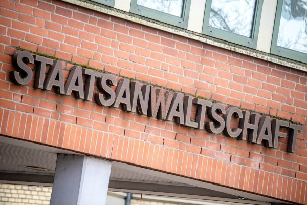 Bei der Staatsanwaltschaft Verden wird wegen möglicher jahrelanger Vergewaltigung einer Frau ermittelt. (Archivbild) - © Sina Schuldt/dpa