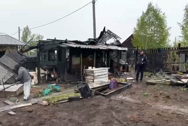 Ein Beamter des russischen Ermittlungskomitees dokumentiert den Schauplatz eines Massenmordes an Teenagern in der Stadt Baikalsk. Bei einem Messerangriff während einer Geburtstagsfeier wurden vier Jugendliche getötet und vier weitere verletzt. Der mutmaßliche Angreifer starb im Feuer. - © Russian Investigative Committee/TASS via ZUMA Press/dpa