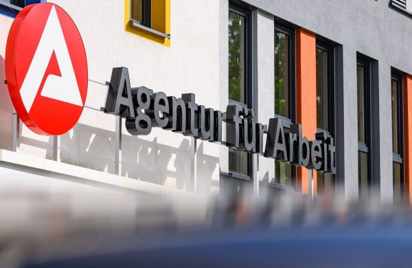 Die Zahl der Arbeitslosen ist im Mai nur verhältnismäßig leicht gesunken (Archivbild). - © Patrick Pleul/dpa