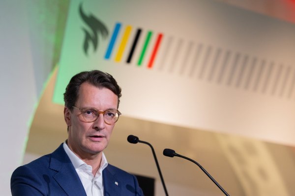 NRW-Ministerpräsident Hendrik Wüst will die Olympischen Spielen in die Region Rhein und Ruhr holen - © Rolf Vennenbernd/dpa