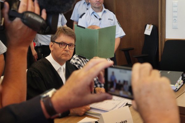 Anwalt Jann Popkes und sein Mandant Heiko V. bei einem Verhandlungstermin im Juli 2019.  - © Archiv: Bernhard Preuß