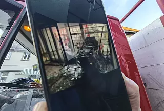 Höxter: Auto fährt in ein Ladengeschäft