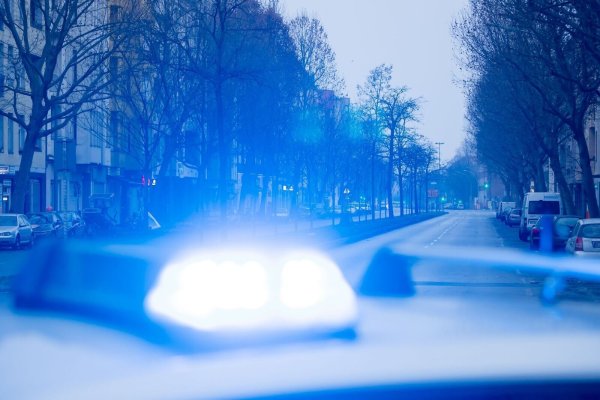 Ein Blaulicht leuchtet auf dem Dach eines Streifenwagens der Polizei. - © Christoph Soeder/dpa/Symbolbild