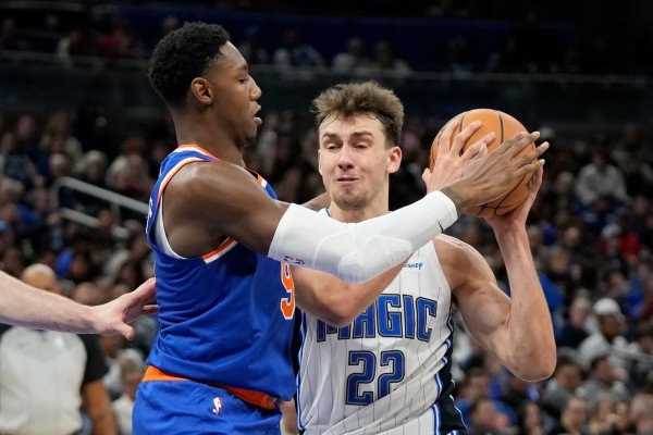 Franz Wagner (r) zieht gegen Knicks-Guard RJ Barrett zum Korb. - © John Raoux/AP