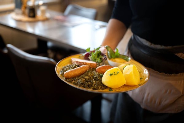 In der Gastronomie gilt vom 1. Januar 2024 an wieder der normale Mehrwertsteuersatz von 19 Prozent statt vorübergehend 7 Prozent. - © Sina Schuldt/dpa