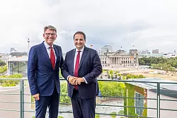 Kulturstaatsminister Wolfram Weimer (l.) und NRW-Medienminister Nathanael Liminski (CDU) in Berlin. - © Foto: David von Becker