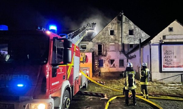 Rund 100 Einsatzkräfte waren an der Augustdorfer Straße im Einsatz. - © Feuerwehr Detmold/Marco Schweiger