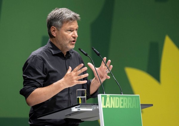 Bundeswirtschaftsminister Robert Habeck spricht sich gegen einen zu starken Fokus auf Wasserstoff beim Heizen aus. - © Boris Roessler/dpa