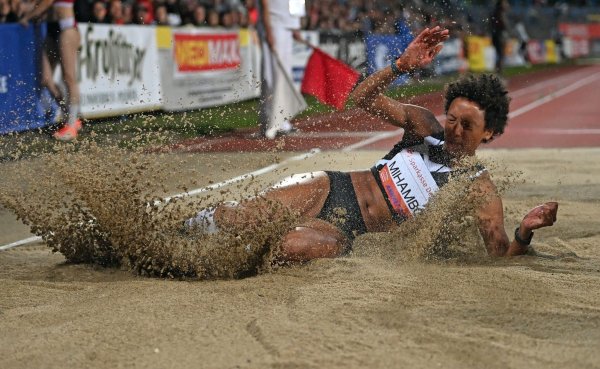 Malaika Mihambo hat das Weitspringen beim Anhalt-Meeting gewonnen. - © Hendrik Schmidt/dpa-Zentralbild/dpa