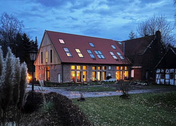 Auf einem Gelände ist ein ehemaliger Bullenstall zu einem Wohnhaus umgebaut worden. Beim «Tag der Architektur» 2023 stehen wieder besondere Bauwerke in Nordrhein-Westfalen zur Besichtigung offen. - © Thomas Spooren/dpa