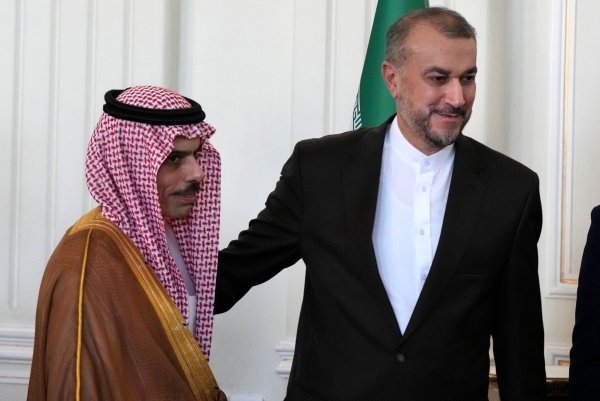 Der saudische Außenminister Faisal bin Farhan (l) wird in Teheran von seinem iranischen Amtskollegen Hussein Amirabdollahian empfangen. - © Vahid Salemi/AP/dpa