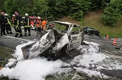 Der VW Polo, in dem zwei junge Frauen unterwegs waren, brannte nach dem Frontalzusammenstoß vollständig aus. - © Foto: David Schellenberg