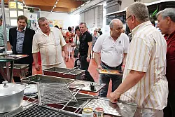 Beim russischen Jahrmarkt im Messezentrum war auch ein Stand mit Grillutensilien dicht umlagert. - © Foto: Hobein