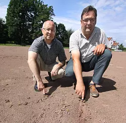 Frank Br&ouml;kemeier (l.) und Thomas J&ouml;stingmeier zeigen Hundespuren - &copy; Foto: nw