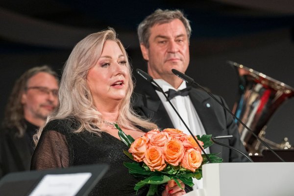 Aus Sicht von Katharina Wagner müssen die Gesellschaft wie der Freistaat Bayern auf Dauer mehr Geld geben. (Archivbild) - © Daniel Vogl/dpa