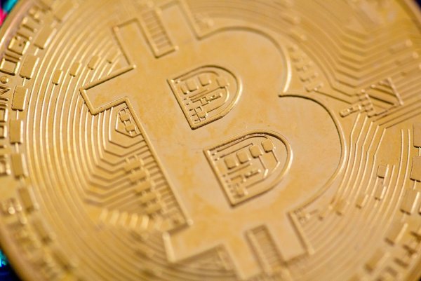 Der Bitcoin ist die bekannteste und älteste Digitalwährung. (Archivbild) - © Fernando Gutierrez-Juarez/dpa