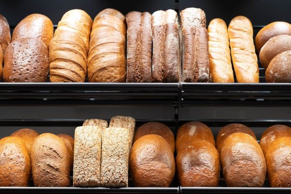 Auch Brot ist in den vergangenen Jahren teurer geworden. - © Sebastian Kahnert/dpa