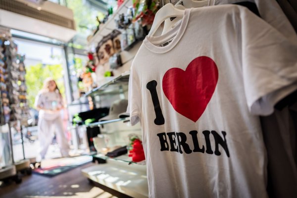 Die Kombination aus «I» und einem Herz ist auf vielen T-Shirts zu finden. - © Christoph Soeder/dpa