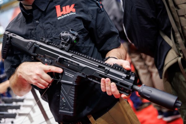 Die Nachfrage nach Waffen von Heckler & Koch ist gestiegen. - © Daniel Karmann/dpa
