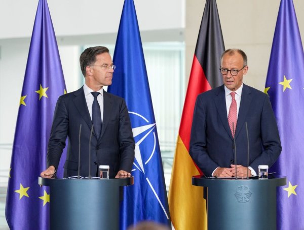 Kanzler Friedrich Merz (CDU) und Nato-Generalsekretär Mark Rutte treffen sich in Berlin zum 70. Jubiläum der Nato-Mitgliedschaft Deutschlands. Es geht auch um einen aktuellen Zwischenfall mit China. - © Soeren Stache/dpa