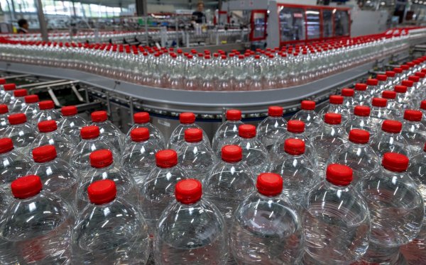 Das Unternehmen Roxane GmbH aus Jessen hat mehrere Mineralwasser wegen Verunreinigung zurückgerufen. (Archivbild) - © Hendrik Schmidt/dpa