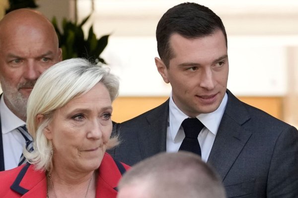 Das rechte Rassemblement National steht im Visier der Finanzfahndung (Archivbild). - © Christophe Ena/AP