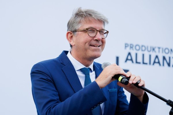 Kulturstaatsminister Wolfram Weimer nannte in der Haushaltsdebatte seine Schwerpunkte - dazu gehört auch die Filmföderung in Deutschland. (Archivbild) - © Carsten Koall/dpa