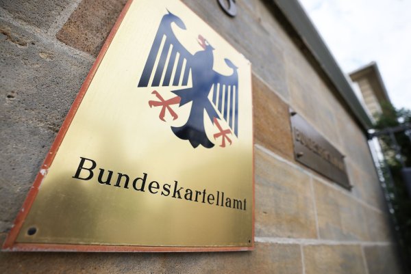 So wie der Bundesadler zeigt manchmal auch das Bundeskartellamt seine Krallen, indem es Bußgelder verhängt. - © Oliver Berg/dpa