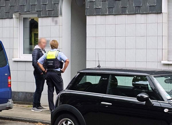 Insgesamt fanden Maßnahmen zeitgleich in sechs Objekten in den Städten Essen, Dortmund, Düsseldorf und Soest statt, wie die Generalstaatsanwaltschaft Düsseldorf und die Polizei Essen mitteilten. - © Markus Gayk/dpa