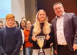 Landrat Dr. Axel Lehmann überreicht den Pokal im Grabbe Gymnasium an Greta aus der Klasse 8k und Linus aus der Klasse 8ms. - © Kreis Lippe