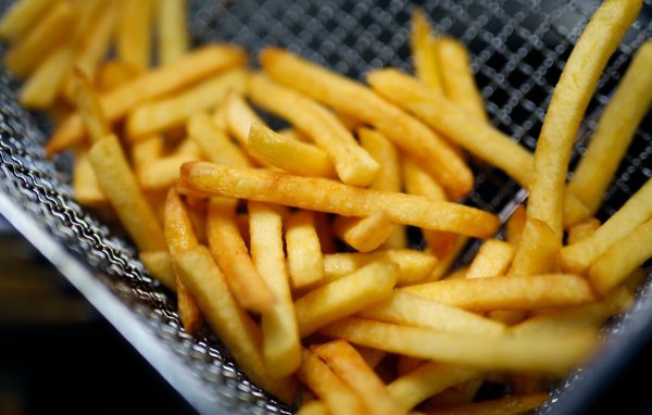 Fritten-Fans mögen es schon geahnt haben. Häufig Pommes auf dem Teller zu haben, ist der Gesundheit nicht sonderlich zuträglich. - © Ina Fassbender/dpa/dpa-tmn