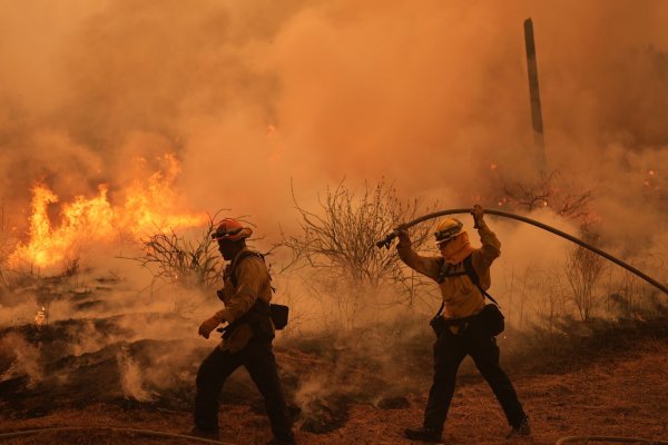 Etwa 60 Kilometer nordwestlich von Los Angeles ist das «Canyon Fire» ausgebrochen. - © Marcio Jose Sanchez/AP/dpa