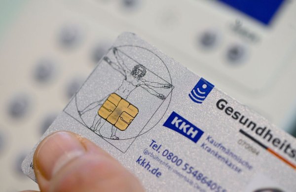 Hier können Rezepte gespeichert werden: Elektronische Gesundheitskarte. (Archivbild) - © Jens Kalaene/dpa