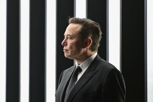 Elon Musks Unternehmen Tesla wird dieses Jahr nicht an der IAA teilnehmen. (Archivbild) - © Patrick Pleul/dpa