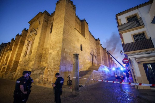 Feuerwehrleute waren vor Ort, um den Brand zu löschen. - © Madero Cubero/EUROPA PRESS/dpa