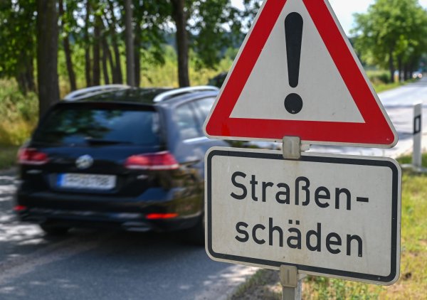Tausende Kilometer Straßen und Schienen sind reparaturbedürftig. (Archivbild) - © Patrick Pleul/dpa-Zentralbild/ZB