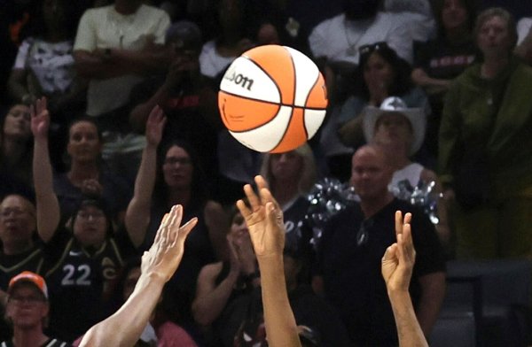 Spiele der WNBA wurden zuletzt mehrfach gestört - durch aufs Spielfeld geworfenes Sexspielzeug. - © Steve Marcus/Las Vegas Sun/AP/dpa