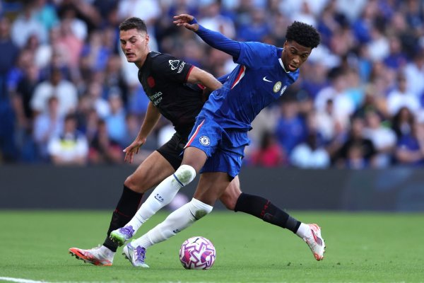 Auch Leverkusens Stürmer Patrik Schick (l) konnte die Testspiel-Niederlage gegen den FC Chelsea nicht abwenden. - © Paul Terry/CSM via ZUMA Press Wire/dpa