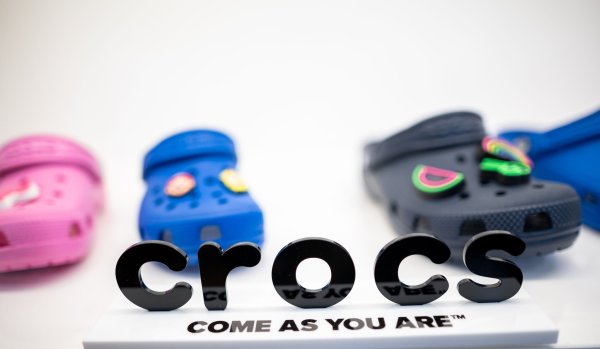 Die Crocs-Macher verschreckten die Anleger mit der Aussicht auf einen Umsatzrückgang. (Archivbild) - © Fabian Strauch/dpa